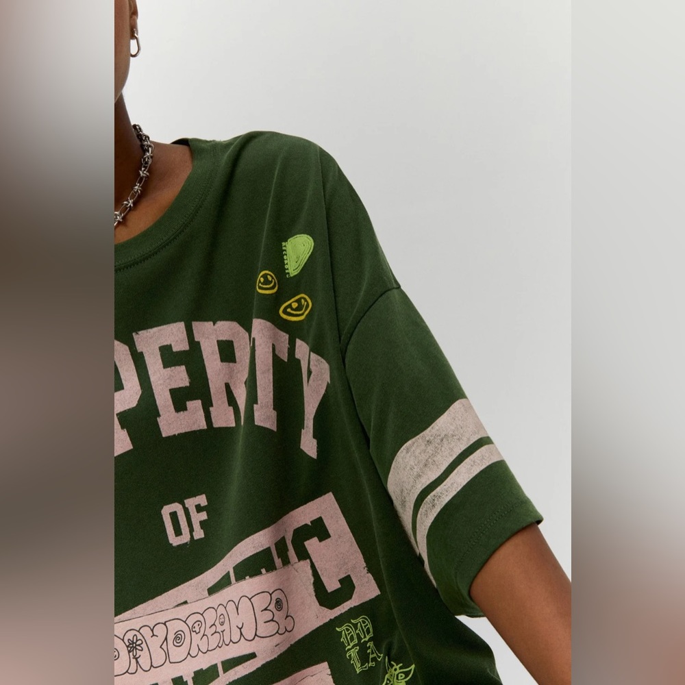 NEW! DAYDREAMER Property of Daydreamer Graphic Varsity One Size Green Tee - Picture 9 of 12